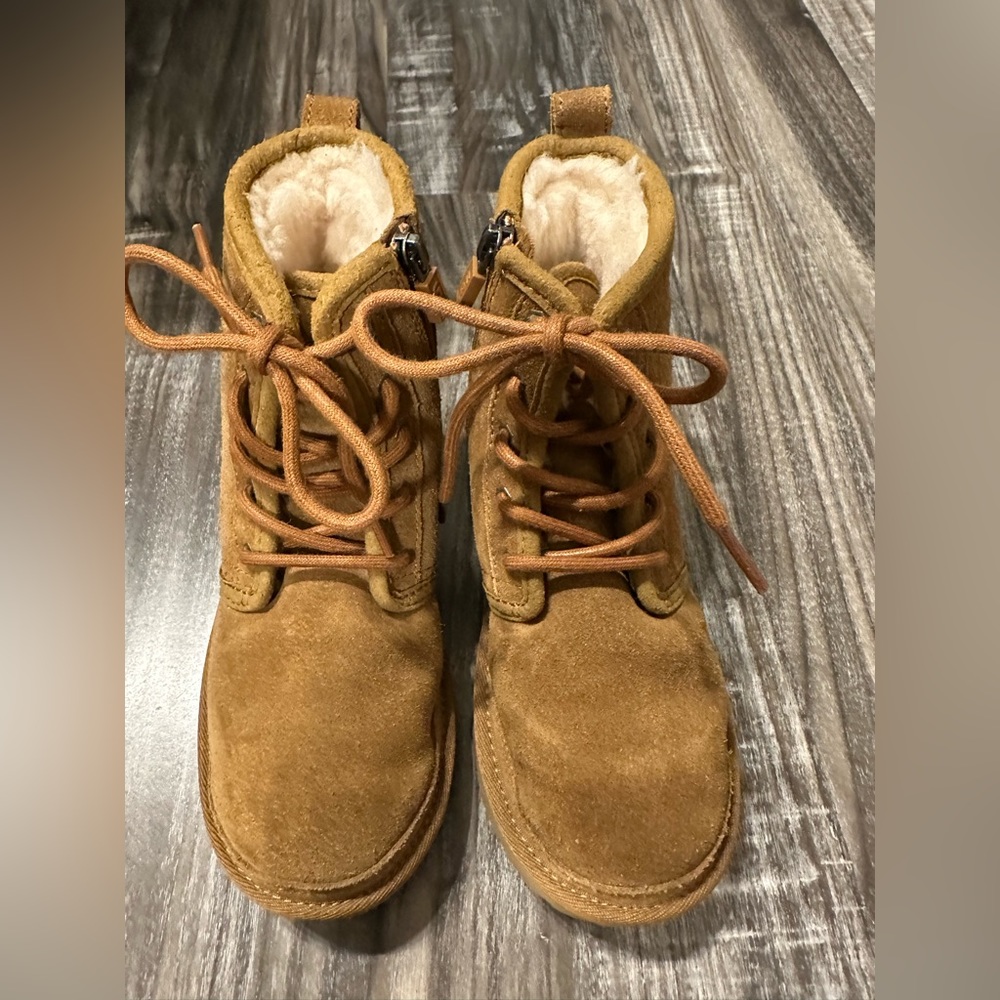 Uggs Neumel zip up kids size 1, good, used condition